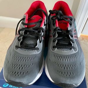 Men’s ASICS gel tennis shoes